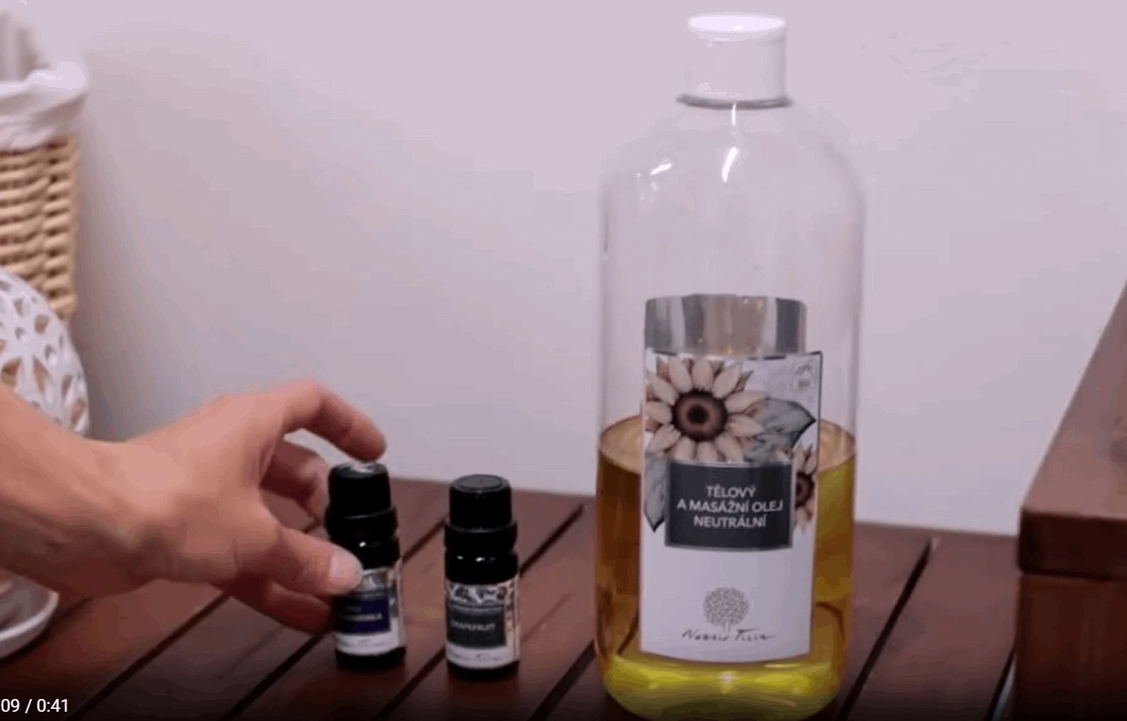 Esenciální oleje a rostlinný masážní olej používané při aromaterapii
